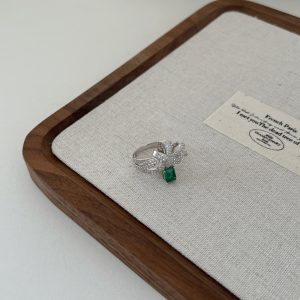 Emerald Elegance Bow Ring - Image 2